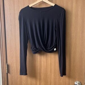 Vuori large cove twist tee in black